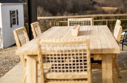 Sevierville Casa | Open-air barndominium 1-BR loft on flower farm