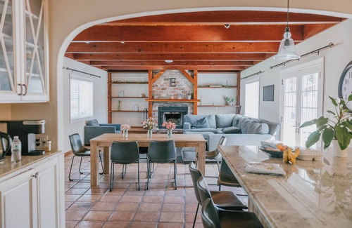 Newhall Casa | Open and Bright 4-Bedroom Italian Retreat