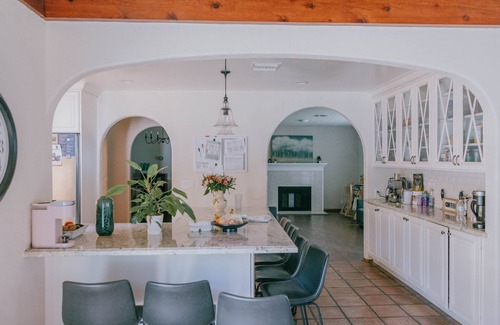 Newhall Casa | Open and Bright 4-Bedroom Italian Retreat