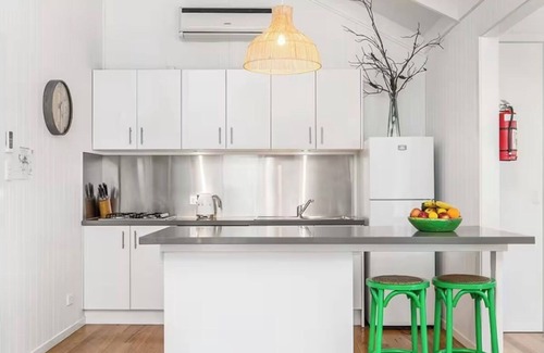 Suffolk Park Cabaña | Open concept living with 2 en suite bedroom cottage 1 minute walk to the beach.