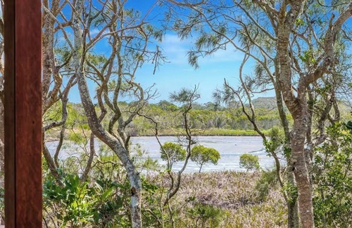 Suffolk Park Cabaña | Open concept living with 2 en suite bedroom cottage 1 minute walk to the beach.