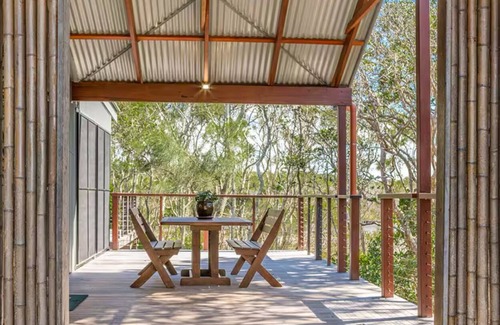 Suffolk Park Cabaña | Open concept living with 2 en suite bedroom cottage 1 minute walk to the beach.