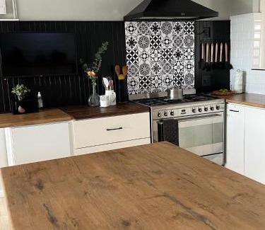 Eikenbosch Casa | Open living family home in the Winelands