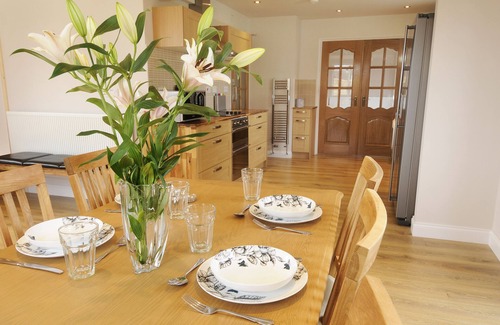 Whitby Casa | Open Plan modern Cottage by Whitby Rugby Field with large drive & EV fast charge