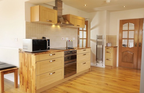 Whitby Casa | Open Plan modern Cottage by Whitby Rugby Field with large drive & EV fast charge