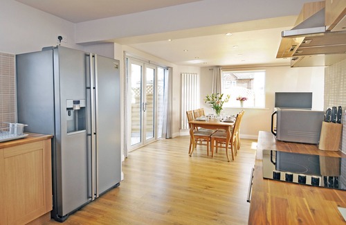 Whitby Casa | Open Plan modern Cottage by Whitby Rugby Field with large drive & EV fast charge