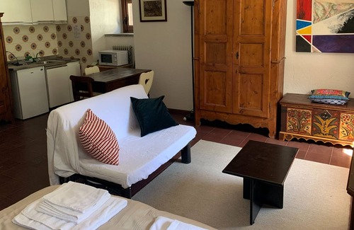 Pallusieux Apartamento | Espacio abierto / estudio con jardín en casa de campo tradicional