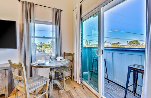 Sunset Cliffs Cabaña | Open, sunlit condo with ocean glimpses, fast WiFi, central A/C, & a full kitchen