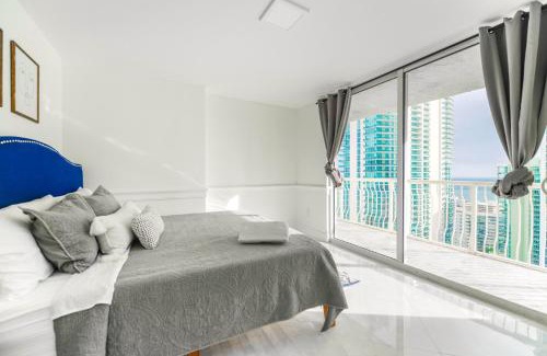Brickell Apartamento | Open the Window and Enjoy the Sea Breeze at Exclusive Condo!