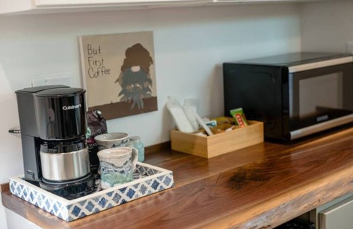 Asheville Apartamento | OPEN!! Walkable West Asheville Studio Apt with King Bed