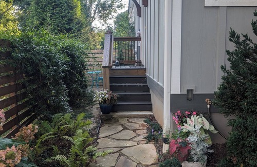 Asheville Apartamento | OPEN!! Walkable West Asheville Studio Apt with King Bed