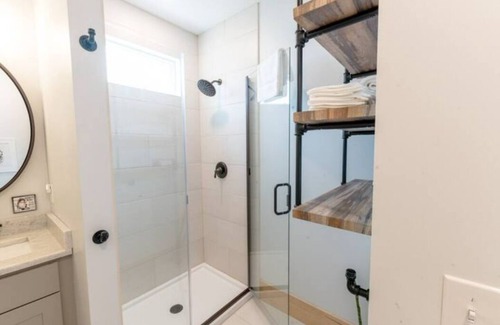 Asheville Apartamento | OPEN!! Walkable West Asheville Studio Apt with King Bed