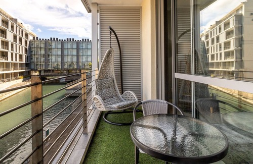 Victoria and Alfred Waterfront Apartamento | Opening into a balcony with garden views, the air-conditioned 2bedroom apartment