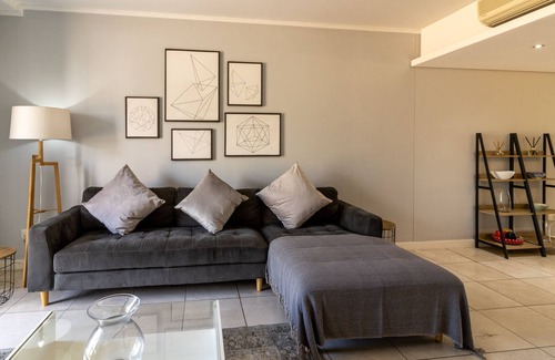 Victoria and Alfred Waterfront Apartamento | Opening into a balcony with garden views, the air-conditioned 2bedroom apartment