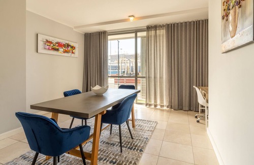 Victoria and Alfred Waterfront Apartamento | Opening into a balcony with garden views, the air-conditioned 2bedroom apartment