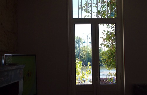 Cabara Casa | Frente a Saint-Emilion, en un río, los viñedos de Burdeos