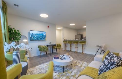 Orange Apartamento | Opulence in Olive with Free Parking+EV Charge. 2 Bath & Sleeps 8.✨20% OFF 7days✨