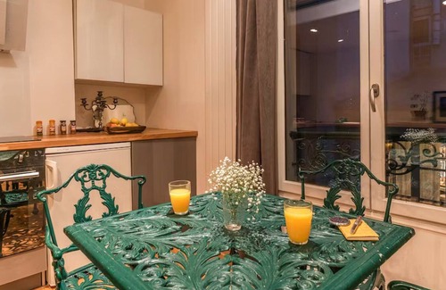 Arts-et-Metiers Apartamento | OPULENCE WITH VINTAGE CHARM-A TIMELESS MARAIS CLASSIC