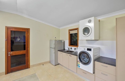 Mooloolah Valley Casa | Opulent Oasis: Exclusive Getaway for 9