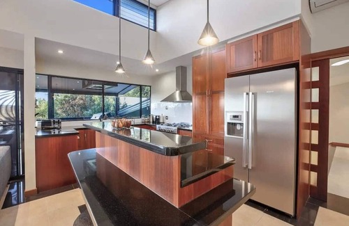 Mooloolah Valley Casa | Opulent Oasis: Exclusive Getaway for 9