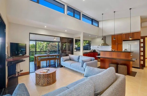 Mooloolah Valley Casa | Opulent Oasis: Exclusive Getaway for 9