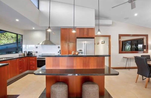 Mooloolah Valley Casa | Opulent Oasis: Exclusive Getaway for 9