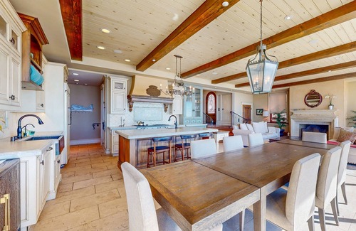 Mussel Shoals Casa | Opulent oceanfront house in Mussel Shoals with rooftop deck & retractable walls