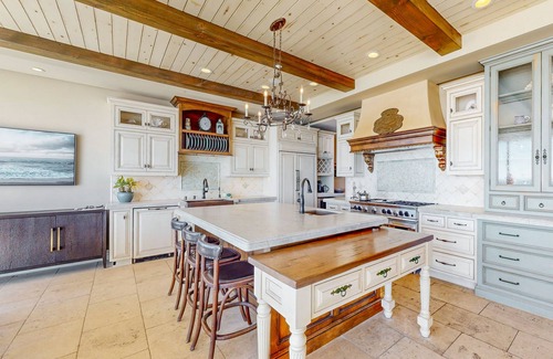 Mussel Shoals Casa | Opulent oceanfront house in Mussel Shoals with rooftop deck & retractable walls