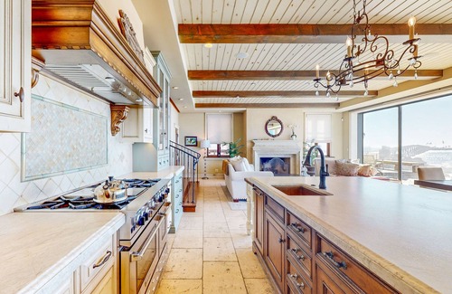 Mussel Shoals Casa | Opulent oceanfront house in Mussel Shoals with rooftop deck & retractable walls