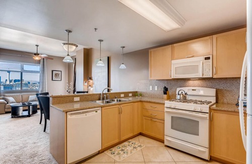 Downtown Las Vegas Condominio | Opulent Ogden Luxury High Rise 20th floor Queen
