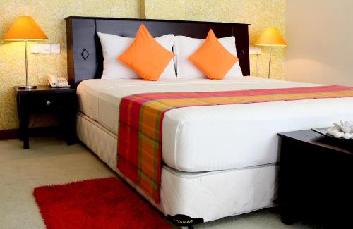Sri Jayawardenepura Kotte Hotel | Opulent River Face Hotel