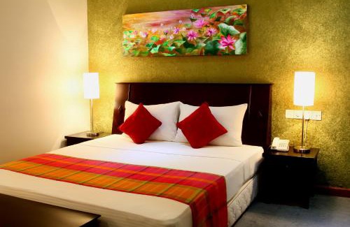 Sri Jayawardenepura Kotte Hotel | Opulent River Face Hotel