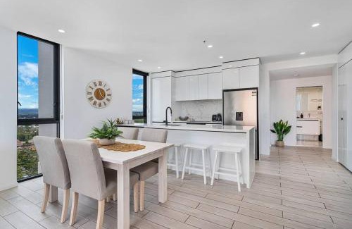 Broadbeach Apartamento | OPUS Apartment - Beach at your doorstep Short walk to light rail