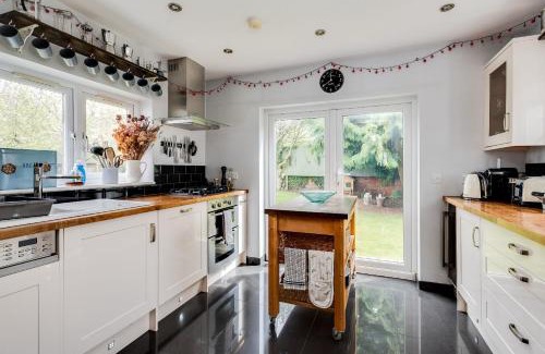 Headington Casa | Orchard - 3 Bedroom House Headington & parking & garden