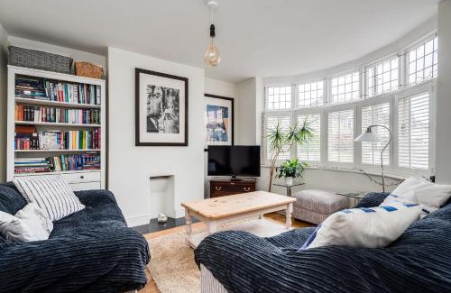Headington Casa | Orchard - 3 Bedroom House Headington & parking & garden