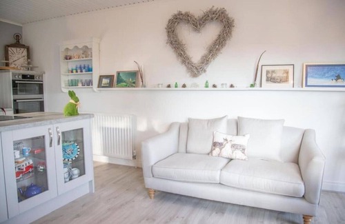 Richmond Casa | Orchard House, Richmond with hot tub, games room & parking