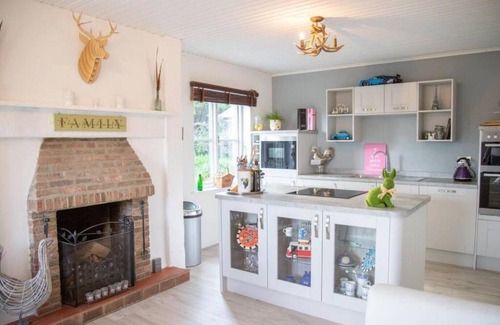 Richmond Casa | Orchard House, Richmond with hot tub, games room & parking