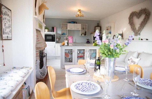 Richmond Casa | Orchard House, Richmond with hot tub, games room & parking