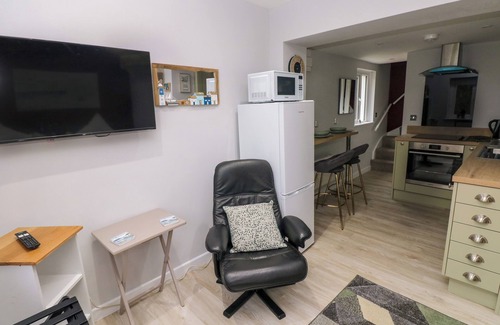Pembroke Cabaña | ORCHARD VIEW, pet friendly, with a garden in Pembroke
