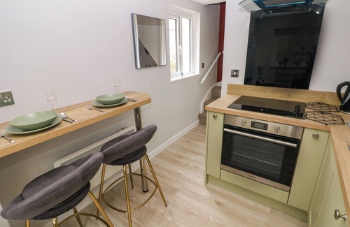 Pembroke Cabaña | ORCHARD VIEW, pet friendly, with a garden in Pembroke
