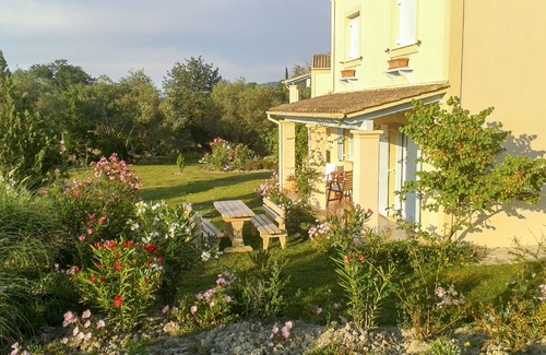 Petaleia Cabaña | Orchidea 2BR Cottage en Aroggia Farm por JJ Hospitality