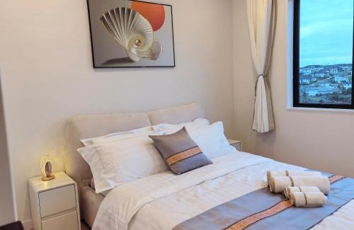 Orewa Casa | Orewa family holiday house with 3 bed-rooms view on deck near cafe, bush & river