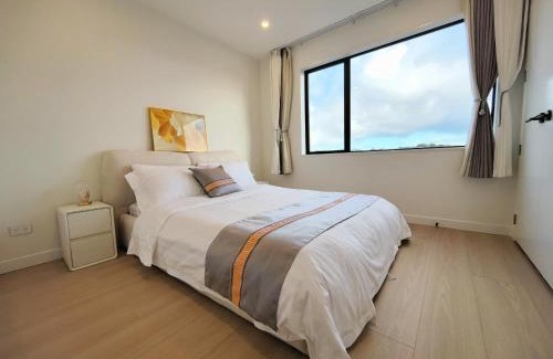 Orewa Casa | Orewa family holiday house with 3 bed-rooms view on deck near cafe, bush & river
