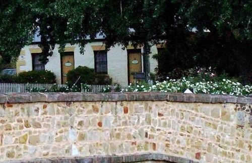 Richmond Cabaña | Original 1823 Bridge Cottage / Sergeants Cottage