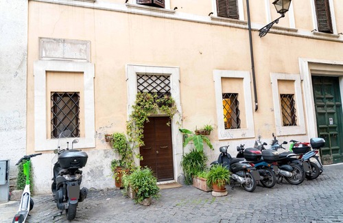 Campitelli Apartamento | Original church converted into a dwelling, at the Colosseum, Historic Roman Center.