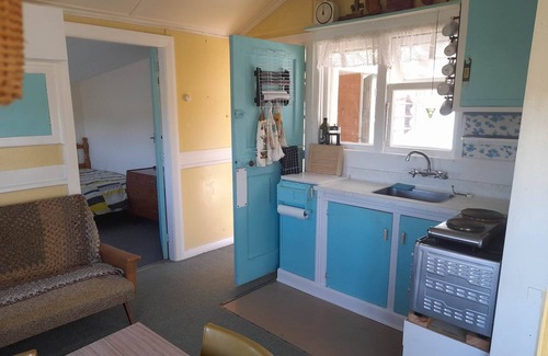 Waikouaiti Casa | Original Cute Kiwi Crib Near the Beach - sleeps 9
