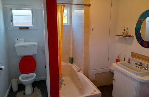 Waikouaiti Casa | Original Cute Kiwi Crib Near the Beach - sleeps 9