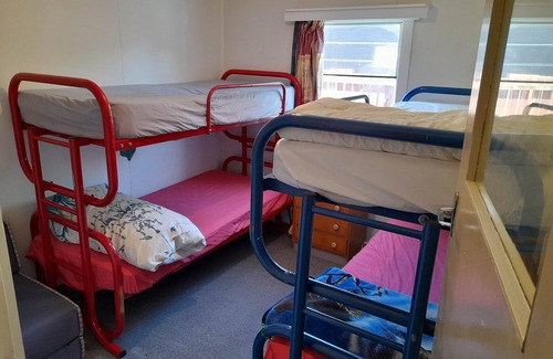 Waikouaiti Casa | Original Cute Kiwi Crib Near the Beach - sleeps 9