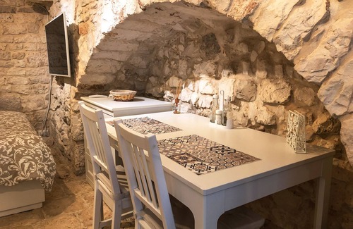 Conversano Apartamento | Original dwelling totally made of stone and finely renovated. Pearl.