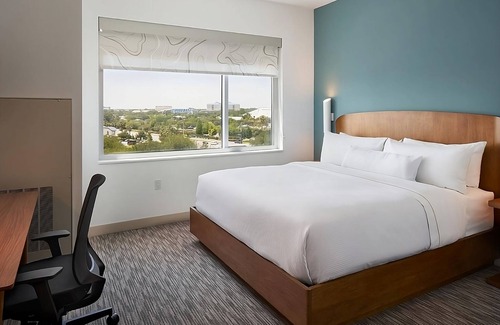 Williamsburg Hotel | Orlando Getaway Starts Here! Free Breakfast + Pool | Close to Walt Disney World